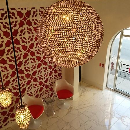 Baystreet Hotel/Motel Торонто Екстериор снимка