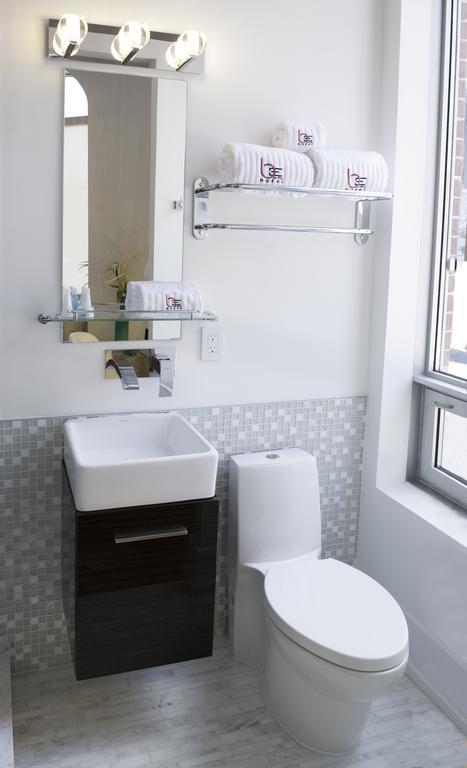 Baystreet Hotel/Motel Торонто Екстериор снимка