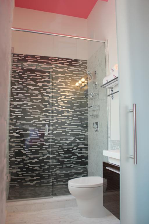 Baystreet Hotel/Motel Торонто Екстериор снимка