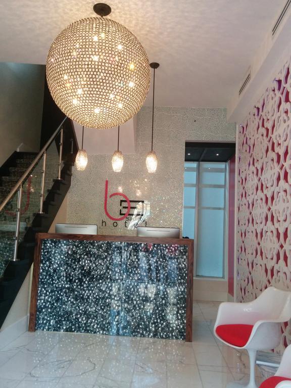 Baystreet Hotel/Motel Торонто Екстериор снимка