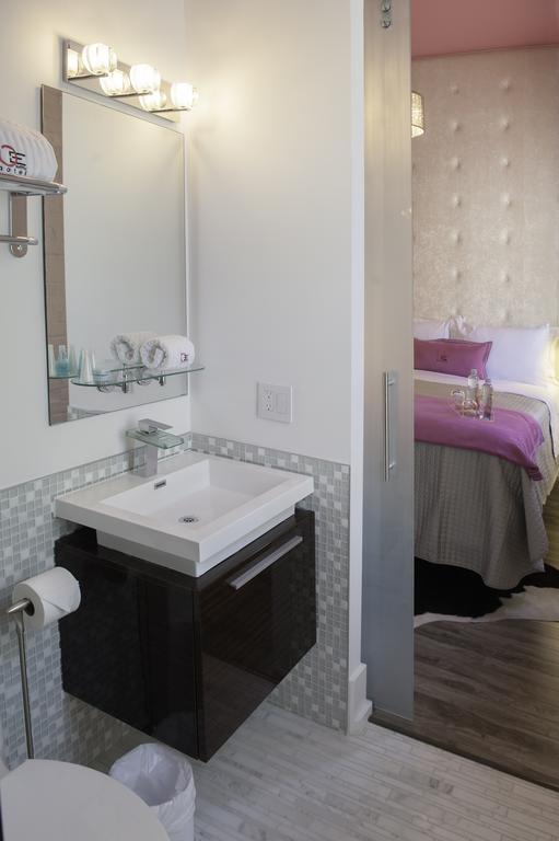 Baystreet Hotel/Motel Торонто Екстериор снимка