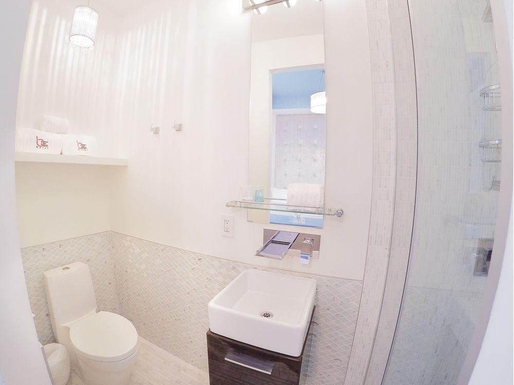 Baystreet Hotel/Motel Торонто Екстериор снимка