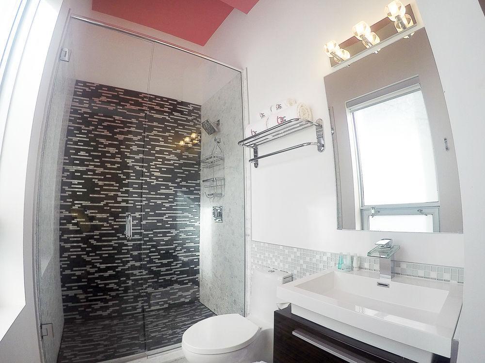 Baystreet Hotel/Motel Торонто Екстериор снимка