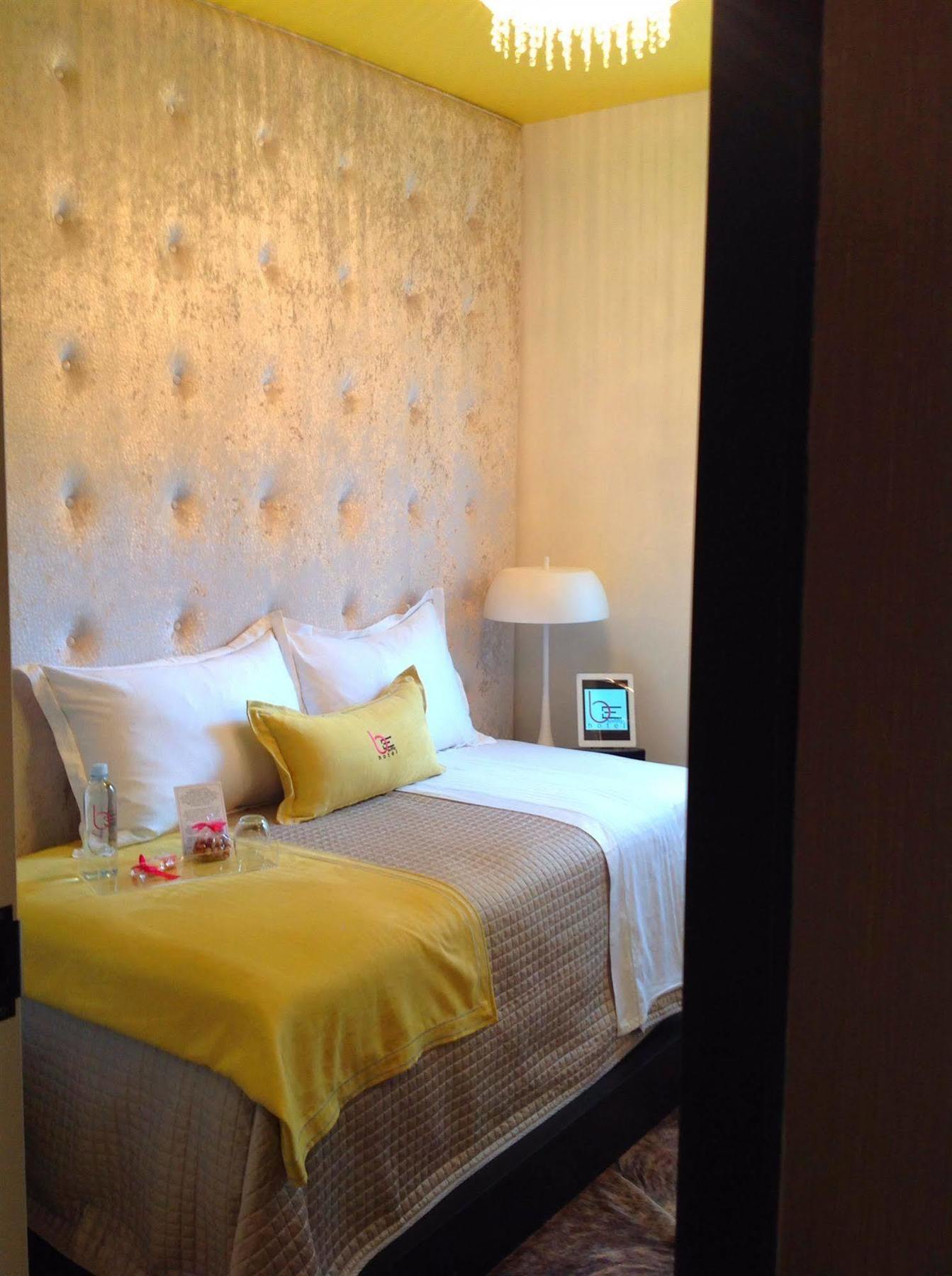 Baystreet Hotel/Motel Торонто Екстериор снимка